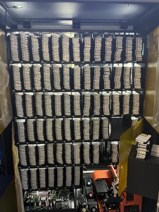 WM880 internal cartridge slots holding 68 slots and up to 1,025 phone cases
